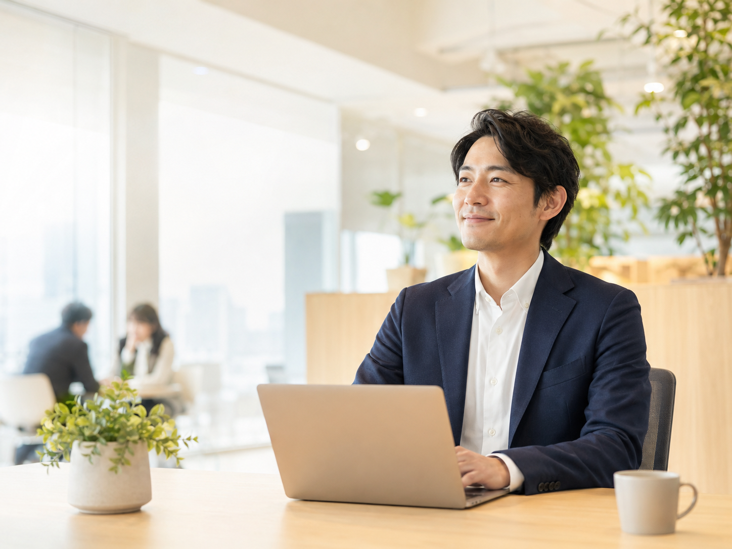 お客様対応に集中する不動産会社の担当者